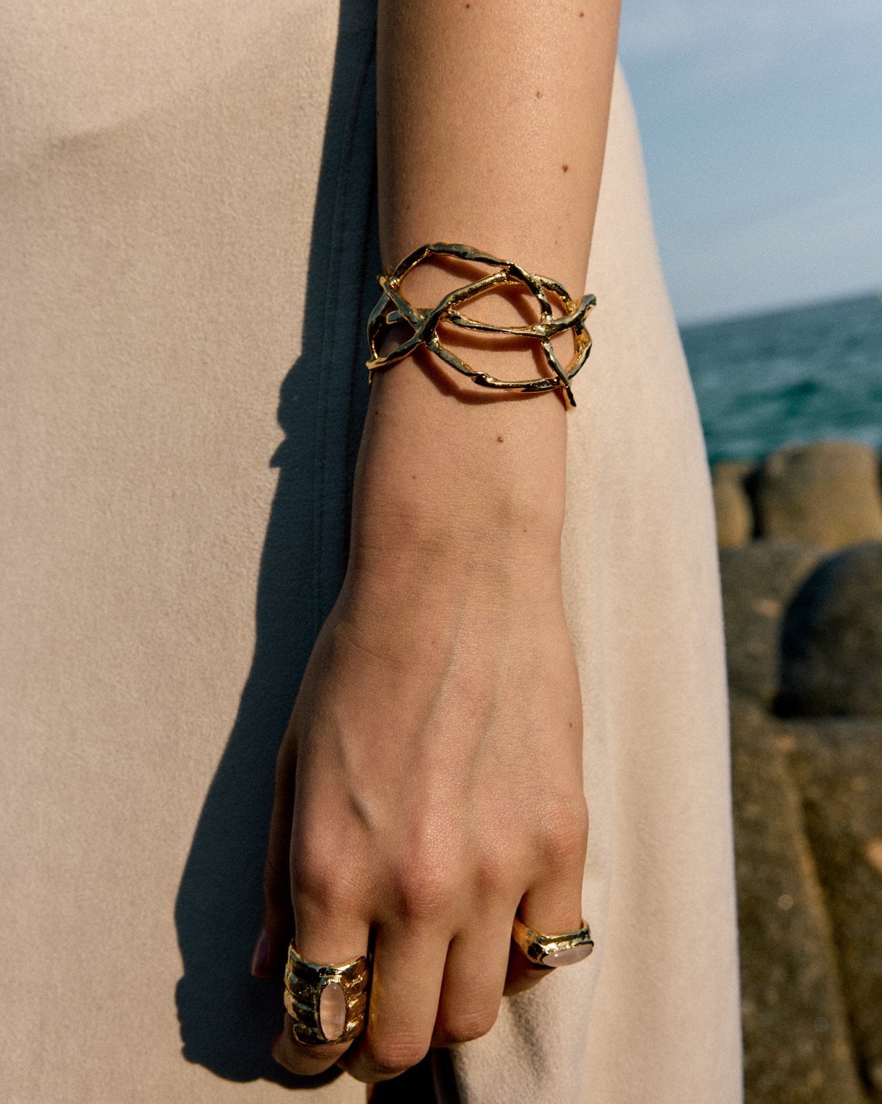 Lookbook-style fashion photography showcasing a matching earring and necklace set, sculpted by hand by Júlia Duran in Barcelona.