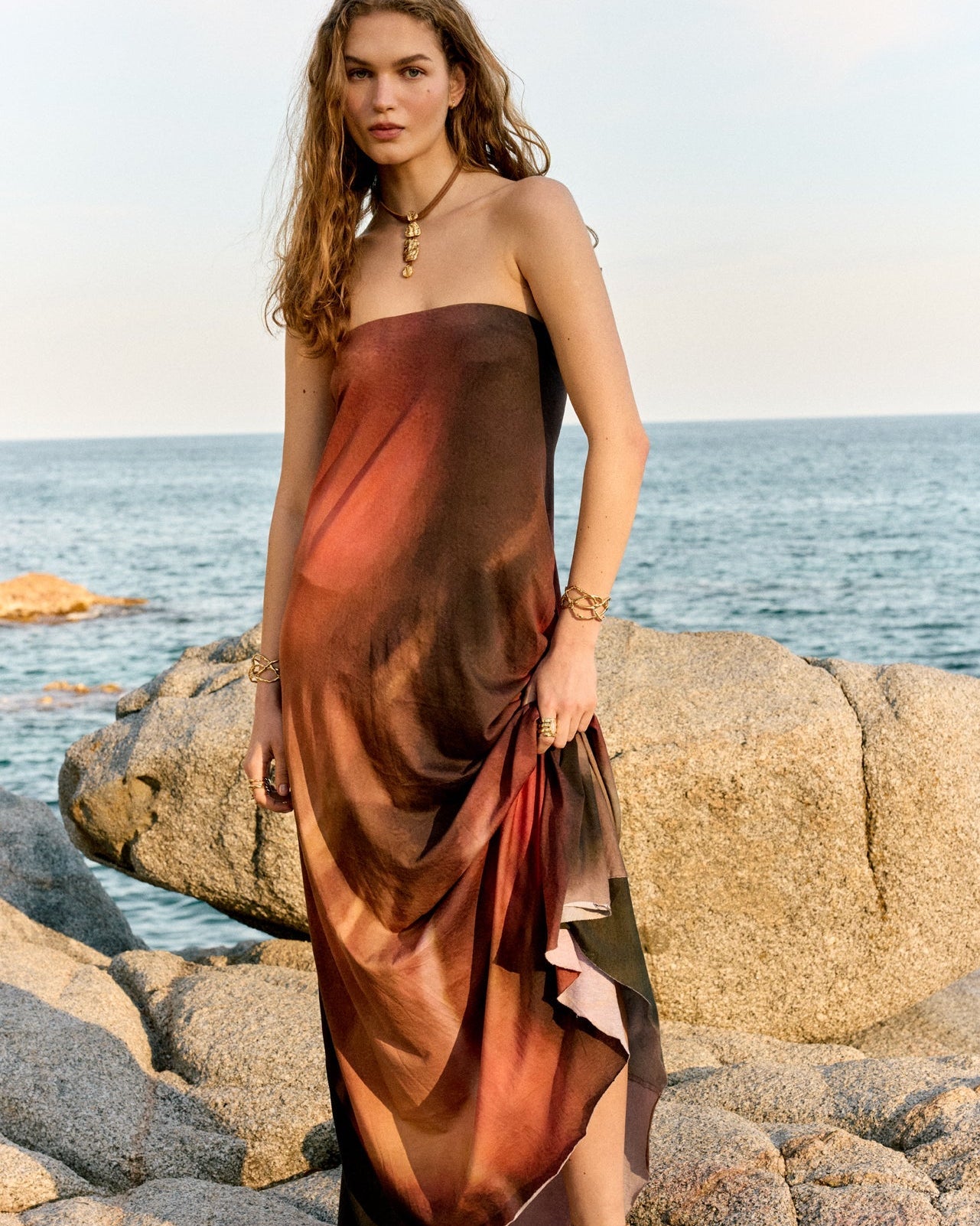 Lookbook-style fashion photography showcasing a matching earring and necklace set, sculpted by hand by Júlia Duran in Barcelona.