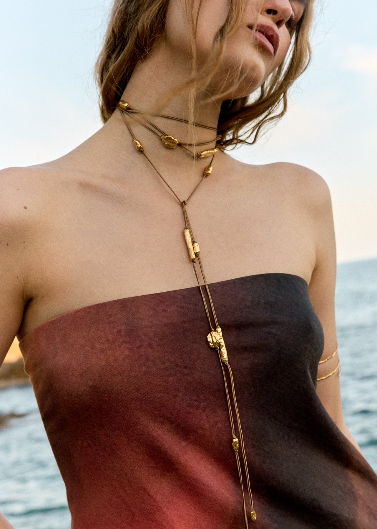 Close-up of a model wearing textured hoop earrings from the Halos collection, designer jewelry handcrafted in Barcelona by Júlia Duran.